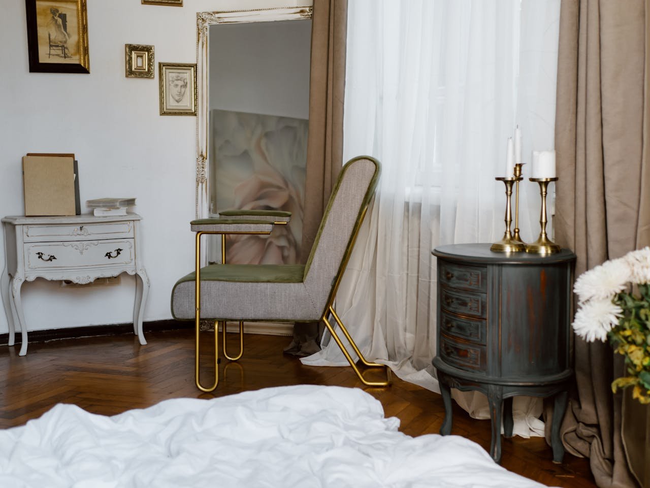 our-services-03 Beautifully decorated vintage-style bedroom with classic furniture and warm ambiance.